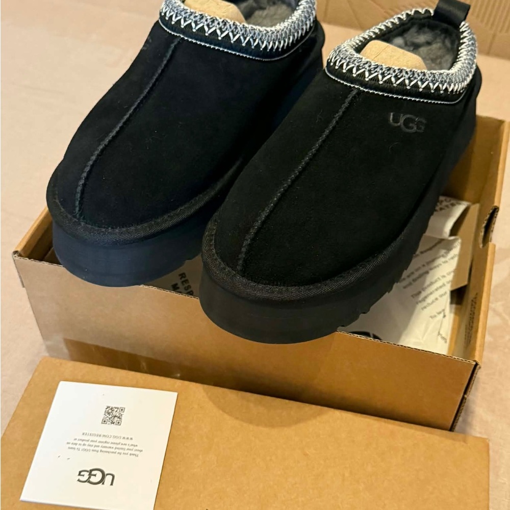 Size 8 women’s Black UGG Tazman ll platform, Trendy comfy daily footwear